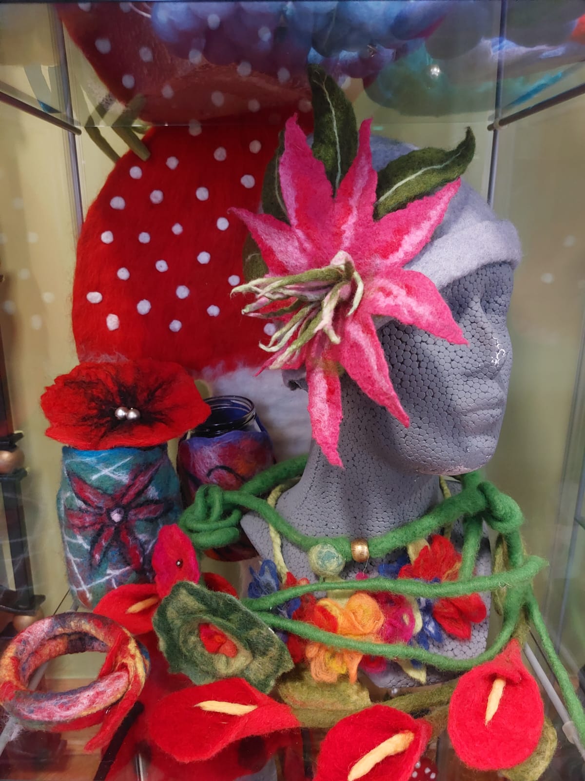 Relacja z otwarcia wystawy rękodzieła UTW Ponad czasem