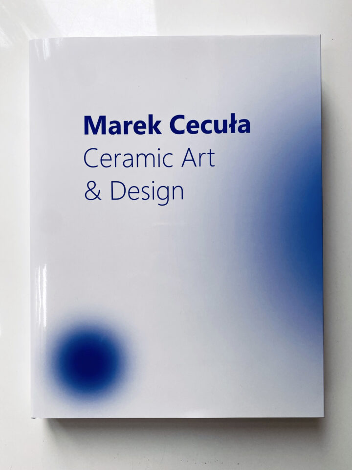 okładka-katalogu-marek-cecuła-ceramic-art-&-design w kolorze białym z niebieskimi kołami.