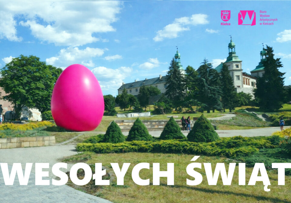 Kartka świąteczna BWA Kielce. Na tle zielonego skweru i historycznego budynku Pałacu Biskupów Krakowskich stoi jajko. Jest wielkości budynku, gładkie, w kolorze intensywnego różu. W prawym górnym rogu znajdują się logotypy Kielc i BWA w Kielcach. Na dole duży biały napis: „Wesołych Świąt”.